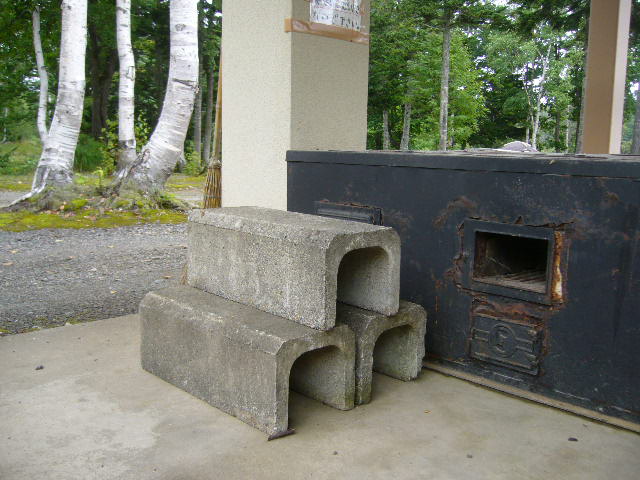 U-shaped concrete block for BBQ